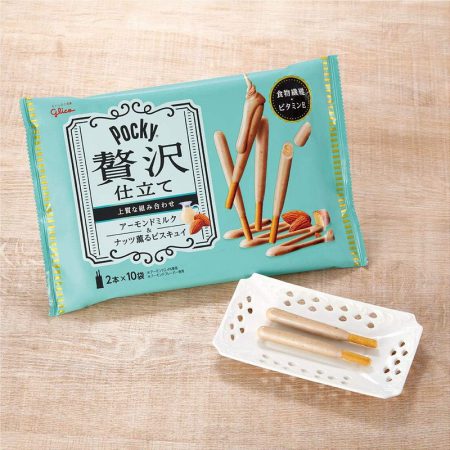 GLICO POCKY LUXURY ALMOND MILK 10P 136G